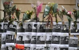 Des fleurs et hommages pour les victimes de la répression en Birmanie, déposés devant l'ambassade birmane à Londres, le 8 avril 2021