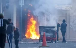 Une départ de feu sur un bâtiment du centre de Belfast pendant une manifestation anti-immigrés, le 9 juin 2026, en Irlande du Nord