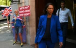 L'activiste anti-Brexit Gina Miller (au centre) passe devant une manifestante en sortant d'un studio de télévision à Londres, le 29 août 2019
