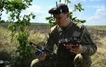 Le pilote de drone ukrainien Lafayette vérifie un drone avant un vol d'entraînement dans l'est de l'Ukraine, le 16 août 2025