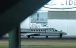 L'avion sanitaire transportant l'ex-président brésilien Jair Bolsonaro à son arrivée à l'aéroport de Brasilia, le 12 avril 2025