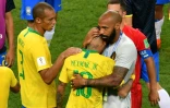 Thierry Henry console le Brésilien Neymar après la qualification de la Belgique pour les demi-finales du Mondial, le 6 juillet 2018 à Kazan  