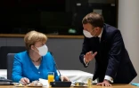 La chancelière allemande Angela Merkel (g) et le président français Emmanuel Macron au sommet de l'UE à Bruxelles, le 18 juillet 2020