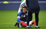 Le Français Kylian Mbappé blessé lors de la victoire 1-0 face à l'Uruguay en match amical au Stade de France le 20 novembre 2018