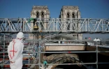 Des échafaudages sur le toit de Notre-Dame de Paris, le 15 avril 2021