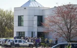 Des touristes devant Paisley Park, la maison de Prince, à Chanhassen, Minnesota, le 21 avril 2017