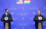 Le vice-président américain JD Vance (g) et le Premier ministre hongrois Viktor Orban lors d'une conférence de presse à Budapest, le 7 avril 2026 en Hongrie