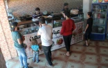 Des clients font la queue au restaurant "Les mets damascènes Ibad al-Rahmane", dans la ville rebelle d'Idleb, en Syrie, le 19 juillet 2017