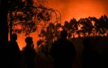 Des habitants regardent un incendie dans la forêt d'Améndoa, le 21 juillet 2019 au Portugal