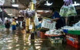Un marché inondé à Bangkok, où l'état de catastrophe naturelle a été déclaré après des pluies diluviennes qui ont inondé habitations, commerces et axes de circulation, le 27 septembre 2026