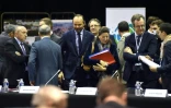 Le Premier ministre Edouard Philippe (c) avec la ministre de la Santé AgnÚs Buzyn (d) et le ministre de l'Intérieur Gérard Collomb (g) arrivent à Cahors pour la "Conférence des Territoires", le 14 décembre 2017