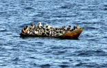 Des migrants africains tentent de quitter la Tunisie pour l'Italie à bord d'une barque, le 10 aout 2023