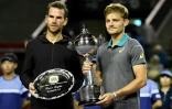 Le Belge David Goffin (d) pose à côté de son adversaire, le Français Adrian Mannarino, après sa vicoitre en finale du tournoi de Tokyo, le 8 octobre 2017 