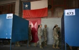 Des militaires patrouillent dans un bureau de vote pour le second tour de présidentielle au Chili, à Santiago le 13 décembre 2025