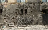 Une bicylette devant un ancien entrepôt d'esclaves de la compagnie Maurel et Prom, construit entre 1822 et 1825, le 28 juillet 2026 à Saint-Louis, au Sénégal
