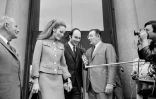 L'Aga Khan (centre) est interviewé par le journaliste français Léon Zitrone en présence de son épouse, Begum Salimah Aga Khan, à une date indéterminée à Paris
