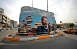 Une fresque du sociologue allemand Max Weber entouré de livres sur un mur de Bagdad, le 26 avril 2022 