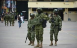 Des soldats surveillent les abords d'un bureau de vote lors de la présidentielle, le 11 avril 2021 à Quito, en Equateur