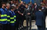 Le président Emmanuel Macron en visite au poste de commandement central des pompiers, pendant un incendie dans la forêt de Fontainebleau, le 16 juillet 2026 à Noisy-sur-Ecole, en Seine-et-Marne