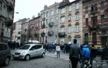 Une foule devant un cordon policier dans la rue des Quatre-Vents à Molenbeek-Saint-Jean (Bruxelles) où un suspect-clé des attentats de Paris a été arrêté après quatre mois de cavale, le 18 mars 2016