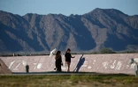 Des touristes arpentent le musée de l'histoire de l'humanité de Felicity, en Californie, le 11 avril 2023