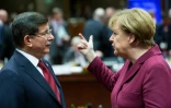 Le Premier ministre turc Ahmet Davutoglu et la chancelière allemande Angela Merkel le 29 novembre 2015 à Bruxelles