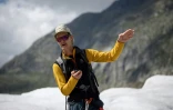 Le glaciologue Matthias Huss explique le phénomène de la fonte des glaciers à des adolescents, sur le glacier d'Aletsch, le 25 août 2021