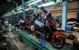 Une chaîne de montage de motos électriques de l'usine Minerva, le 26 avril 2022 à Santa Clara, à Cuba