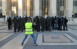 Un "gilet jaune" filme des policiers pendant une manifestation à Paris, le 23 février 2019