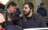 Marc Dutroux s'apprêtant à entrer dans une voiture de police à Arlon le 1er février 2001