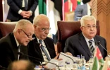 Saëb Erakat (c), le président palestinien Mahmoud Abbas (d) et le secrétaire général de la Ligue arabe Ahmed Aboul Gheit, le 1er février 2020 au Caire 