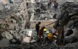 Des secouristes palestiniens fouillent les décombres d'un immeuble de la ville de Gaza, frappé par un meurtrier  bombardement israélien, le 24 avril 2025