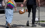 Un vétéran de guerre ukrainien porte une corbeille de gâteaux traditionnels à faire bénir lors de la Pâque orthodoxe au monastère Saint-Michel-au-Dôme-d'Or, le 20 avril 2025 à Kiev