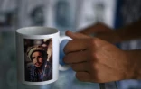 La photo de Massoud sur une tasse dans une échoppe de souvenir, le 8 avril 2019 en Afghanistan