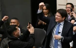 Le sénateur Miguel Uribe (d) réagit après que le Sénat a voté contre le référendum sur la réforme du travail promu par le président colombien Gustavo Petro, à Bogota, le 14 mai 2025