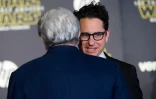Les réalisateurs George Lucas (g) et J.J. Abrams assistent à la première mondiale du dernier "Star Wars" à Hollywood, en Californie, le 14 décembre 2015