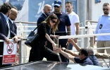 la reine Rania de Jordanie monte dans un bateau-taxi après son arrivée à l'aéroport de Venise Marco Polo, le 26 juin 2025