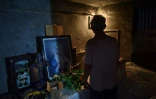 Un homme fait visiter l'église cachée dans une maison à Puyang en Chine, le 13 août 2018