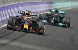 Les pilotes Max Verstappen (Red Bull) et Lewis Hamilton (Mercedes) roues dans roues lors du GP d'Arabie saoudite à Jeddah, le 5 décembre 2021