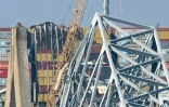 Une grue commence le nettoyage des débris du pont de Baltimore percuté par un cargo, le 29 mars 2024