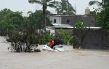 Un homme pilote un jet-ski dans une zone inondée d'Acapulco dans le sud du Mexique après le passage de l'ouragan John, le 27 septembre 2024