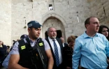 L'ultranationaliste Avigdor Lieberman (c), à la tête du parti d'extrême-droite israëlien Beytenou, est entouré par les forces de sécurité lors d'une visite du centre historique de Jérusalem le 9 mars 2016