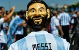 Un supporter argentin portant un masque de Lionel Messi avant le match contre l'Islande au Mondial, le 16 juin 2018 à Moscou