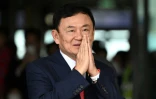 L'ancien Premier ministre thaïlandais Thaksin Shinawatra salue ses partisans à son arrivée à l'aéroport de Bangkok, le 22 août 2023