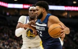 Karl-Anthony Towns, des Minnesota Timberwolves, face Ă Kevon Looney, des Golden State Warriors, en NBA le 1er mars 2022 Ă Minneapolis