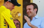 Emmanuel Macron et Christopher Froome, maillot jaune, le 9 juillet 2016 à l'issue de la 8e étape du Tour de France à Bagneres-de-Luchon