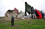 Vitali Sydor devant sa maison détruite par une frappe russe à Novogrygorivka, dans la région de Mykolaïv, le 10 avril 2023 en Ukraine