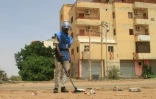 Recherche de mines devant un immeuble à Khartoum, le 28 juillet 2025 au Soudan