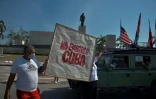 Des Cubains manifestent contre l'embargo américain, à Santa Clara, Cuba, le 25 avril 2021