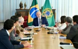 Le président brésilien Luiz Inacio Lula da Silva (au bout de la table) lors d'un entretien à plusieurs agences de presse internationales dont l'AFP, le 22 juillet 2024 au Palais de l'Aurore à Brasilia